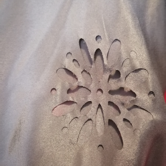 Flowly top with cut out design - Picture 5 of 7